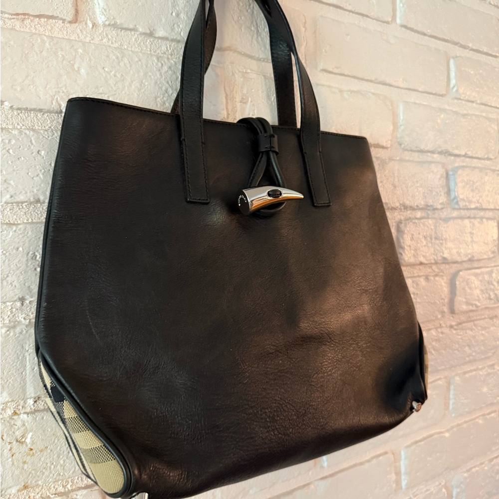 Burberry Black Tote Bag with Sleek Leather Design